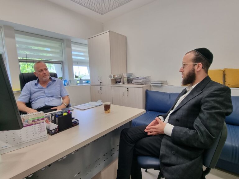 הרב יוסי מרגלית יור רפואה שלמה עם פרופסור ערן ישראלי בביהח וולפסון (1)